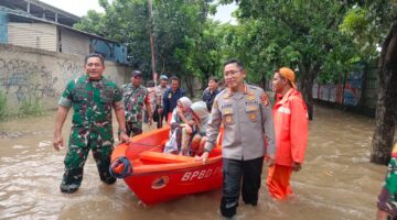 Kapolres Metro Jakarta Utara Evakuasi Lansia dan Salurkan Bantuan untuk Korban Banjir di Semper Barat