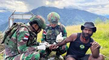 Sigap! Satgas Yonif 715/Mtl Bantu Warga di Puncak Jaya yang Alami Luka Parah Akibat Parang