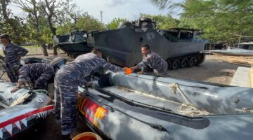 Satgas Pencabutan Bambu di Tanjung Pasir Tetap Berkomitmen Meski Cuaca Buruk