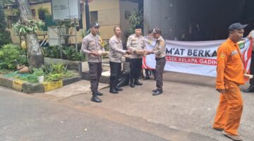 Polsek Kelapa Gading Gelar Jumat Berkah, Bagikan 100 Nasi Bungkus untuk Petugas Lapangan