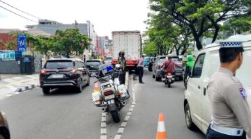 Hindari Tabrakan, Truk Besar Tersangkut di Trotoar Jalan Margonda Raya Depok