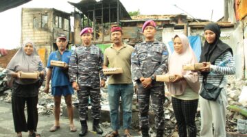 Prajurit Hiu Perkasa Yonmarhanlan III Jakarta Bagikan Makan Siang Gratis untuk Korban Kebakaran di Kemayoran