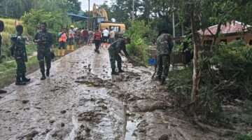 Gerak Cepat Babinsa Kodim 0210/TU Bantu Penanganan Bencana Longsor Di Humbahas