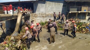 Pembersihan Puing & Sampah Di Jembatan Jingilus: Upaya Sat Brimob Polda Jabar Demi Kelancaran Akses Masyarakat