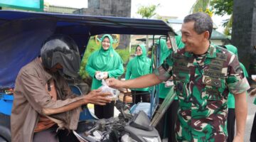 Ramadhan Berkah, Persit Korem 023/KS Berbagi Takjil Kepada Masyarakat