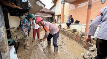 Tim SAR Brimob Polda Jabar Tanggap Cepat Bantu Warga Terdampak Banjir Di Sukabumi