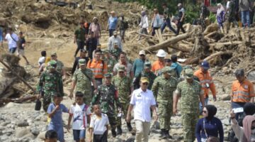 Pangdam I/BB dan Danrem 023/KS Dampingi Wakil Panglima TNI Tinjau Lokasi Bencana Banjir Bandang dan Tanah Longsor.