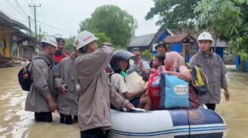 Kesigapan Tim SAR Sat Brimob Polda Jabar Evakuasi Korban Banjir ke Tempat Pengungsian