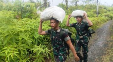 Satgas Bencana Korem 023/KS Berhasil Tembus Desa Terisolir Bonan Dolok Pasca Bencana Salurkan Bantuan.