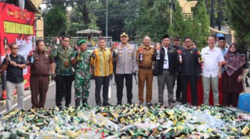 Polisi Musnahkan 16.000 Botol Miras Dan 520 Knalpot Tidak Standar Jelang Operasi Lilin Lodaya 2025
