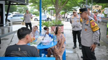Sapaan Hangat Kapolda Jabar kepada Pemudik Operasi Lilin Lodaya di Rest Area Tol Cipali