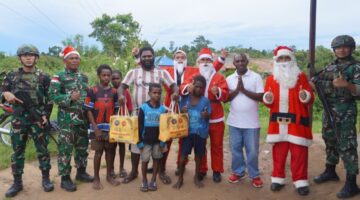 Satgas Yonif 123/Rajawali Tebar Kasih Natal di Pelosok Papua, Bagikan 1.409 Paket Sembako.
