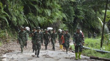 Danrem 023/KS Bersama Satgas Bencana Berjalan Kaki Tembus Desa Simaningir