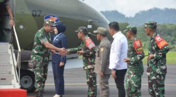 Kasad Kunjungi Lokasi Terdampak Banjir Bandang Dan Tanah Longsor di Tapanuli Tengah.
