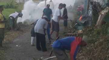 Semangat Gotong Royong Masih Hidup! Warga Sukasukur Kompak Perbaiki Jalan Kampung Bersama Babinsa