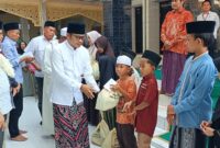 Media siber ifakta.co menggelar bakti sosial dengan membagikan sembako kepada anak yatim dan kaum duafa di Desa Sedoko, Kronjo. (foto: dok.ifakta)