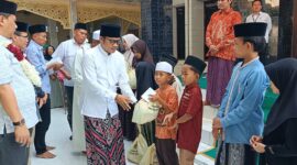 Media siber ifakta.co menggelar bakti sosial dengan membagikan sembako kepada anak yatim dan kaum duafa di Desa Sedoko, Kronjo. (foto: dok.ifakta)