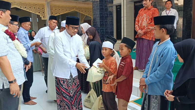 Media siber ifakta.co menggelar bakti sosial dengan membagikan sembako kepada anak yatim dan kaum duafa di Desa Sedoko, Kronjo. (foto: dok.ifakta)