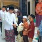 Media siber ifakta.co menggelar bakti sosial dengan membagikan sembako kepada anak yatim dan kaum duafa di Desa Sedoko, Kronjo. (foto: dok.ifakta)