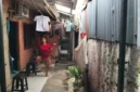 Ibu Khodijah tidak punya akses jalan untuk ke jalan raya karena ditutup bangunan liar (foto: istimewa)
