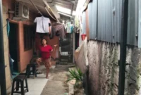 Ibu Khodijah tidak punya akses jalan untuk ke jalan raya karena ditutup bangunan liar (foto: istimewa)