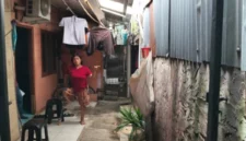 Ibu Khodijah tidak punya akses jalan untuk ke jalan raya karena ditutup bangunan liar (foto: istimewa)