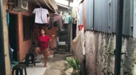 Ibu Khodijah tidak punya akses jalan untuk ke jalan raya karena ditutup bangunan liar (foto: istimewa)