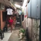 Ibu Khodijah tidak punya akses jalan untuk ke jalan raya karena ditutup bangunan liar (foto: istimewa)