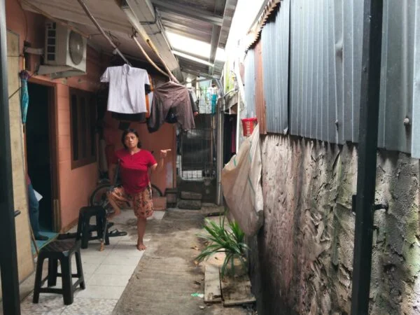 Ibu Khodijah tidak punya akses jalan untuk ke jalan raya karena ditutup bangunan liar (foto: istimewa)