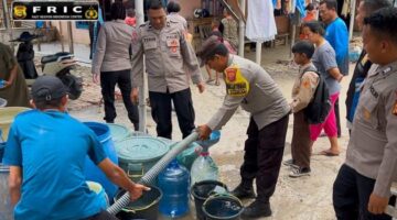 Polres Indramayu Salurkan Air Bersih Gratis untuk Warga Terdampak Kemarau.