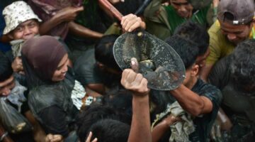 Ribuan Warga Meriahkan Ngagogo Lauk di Kolam Al Kamil.