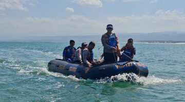 Polisi Laksanakan SAR Wisatawan Tenggelam di Pantai Karangpapak.
