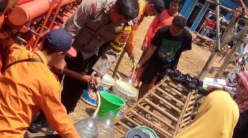 Polisi Salurkan 5.000 Liter Air Bersih untuk Warga Terdampak Kemarau.