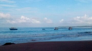 Ombak Besar Pantai Baluta Jadi Daya Tarik Wisata, Warga Minta Perhatian Pemerintah