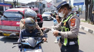 Senyum Warga Cianjur Terlihat di Tengah Pembagian Masker oleh Polisi