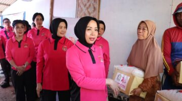 Kapolda Jabar dan Ketua Bhayangkari Daerah Salurkan Bantuan Sosial untuk Masyarakat Nelayan Pangandaran