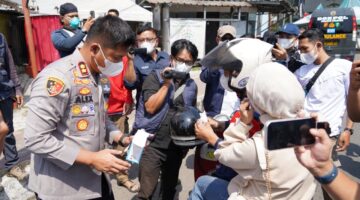 Aksi Peduli Polisi, Bagikan Masker untuk Lindungi Masyarakat dari Abu Vulkanik