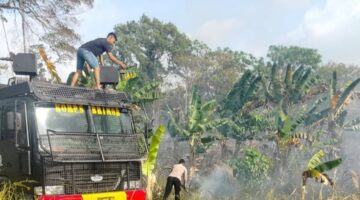Dikepung Asap Dan Panas Membara, Brimob Terus Bergerak: Pengabdian Tak Boleh Padam.